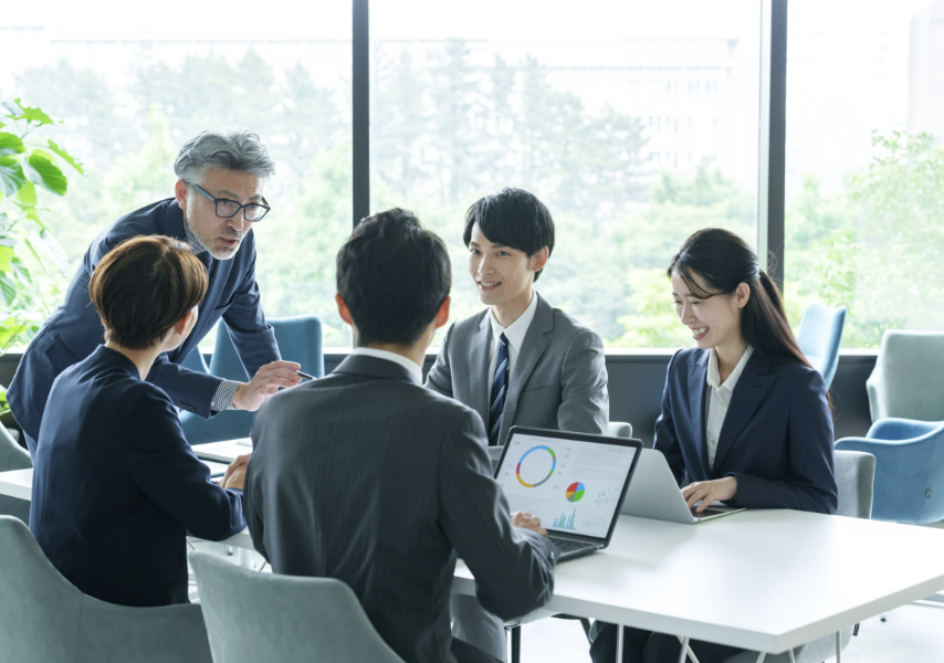 チームでビジネスの成長を考えるイメージ